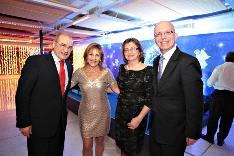 O cônsul-geral da Inglaterra, John Doddrell, e a esposa, Dilsa (ambos à dir.), vieram de São Paulo especialmente para a estreia do Natal do HSBC, na última sexta-feira. Depois, participaram do jantar oferecido pelo banco no Museu Oscar Niemeyer. Com eles na foto, o presidente do Instituto HSBC Solidariedade e diretor de Relações Institucionais do banco, Hélio Duarte, e sua mulher, Rosária | Jader da Rocha