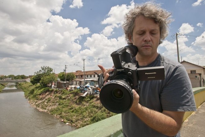 O cineasta Luciano Coelho na ponte do Rio Belém, na Vila das Torres: trabalho na comunidade foi iniciado em 2005 com o nome Minha vila filmo eu |