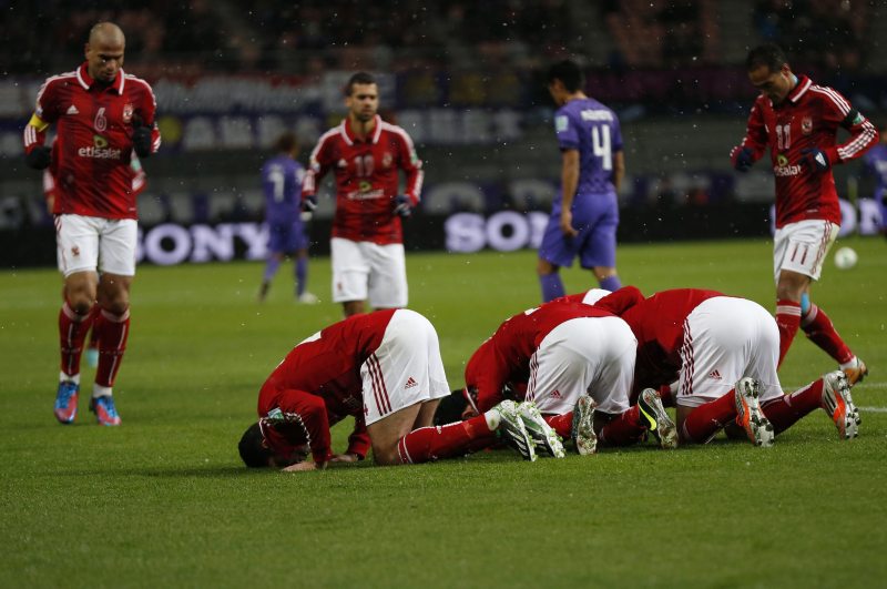 Jogadores do Al Ahly agradecem e comemoram gol da vitória sobre o Sanfrecce Hiroshima, marcado elo experiente Aboutrika | Toru Hanai / Reuters