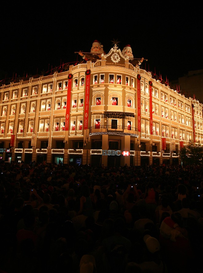 Na edição de 2006, luzes ressaltaram as linhas arquitetônicas do prédio | 