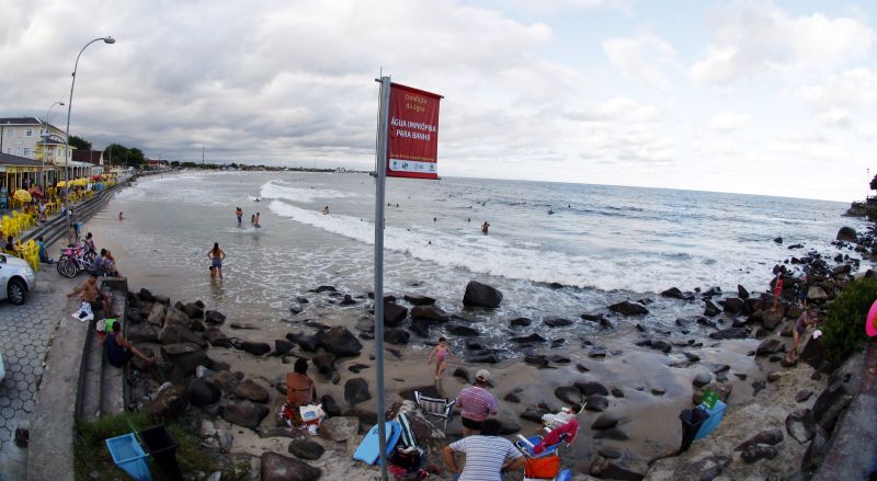 Bandeira vermelha sinaliza local impróprio | Daniel Castellano/ Gazeta do Povo