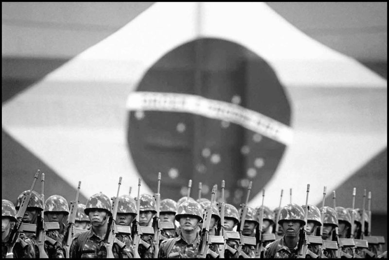 Soldados em Brasília em 1991: imagens vão até 2003 | Orlando Brito / Reprodução