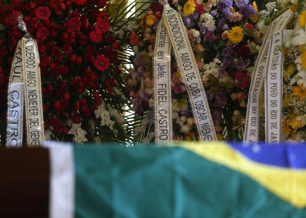 Detalhe das coroas de flores mostra as homenagens de Fidel Castro e de seu irmão, Raul, atual presidente de Cuba | Reuters/Stringer