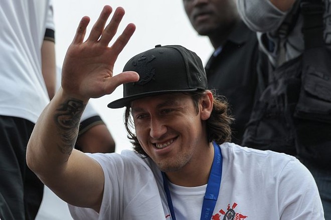 Heroi do título mundial, goleiro Cassio comemora com os companheiros do Corinthians no retorno ao Brasil | 