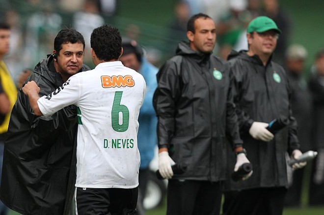Marquinhos Santos orienta o lateral Denis na vitória sobre o Figueirense: partida serviu para o treinador avaliar o comprometimento de alguns jogadores com o clube | 