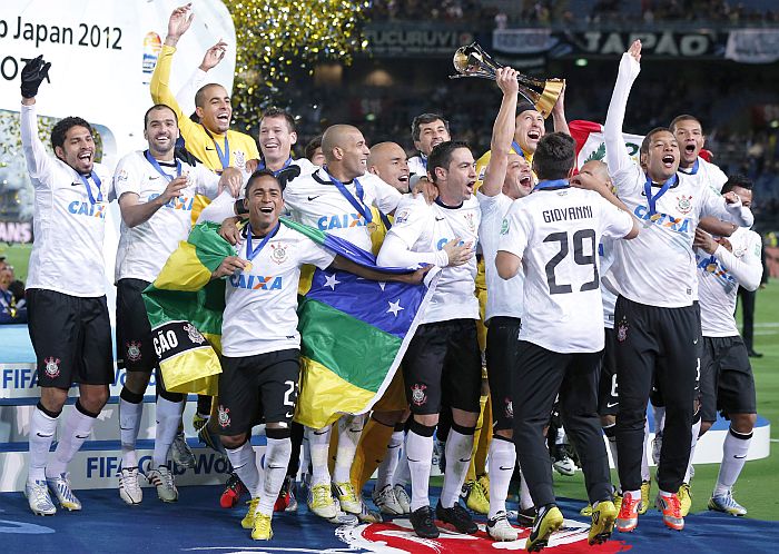 Atacante Jorge Henrique não sabia que a bandeira com a qual comemorou o título do Corinthians não era do Brasil, mas sim do estado de Sergipe | EFE