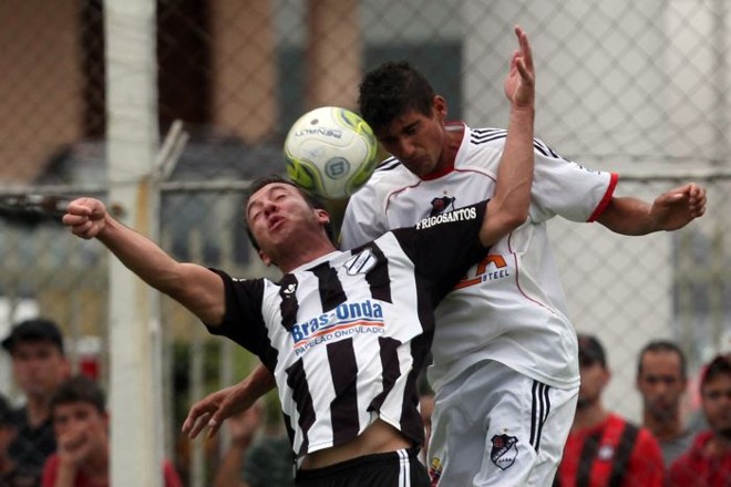 Guilherme, do Iguaçu, e Luciano, do Bairro Alto, em disputa de bola | 