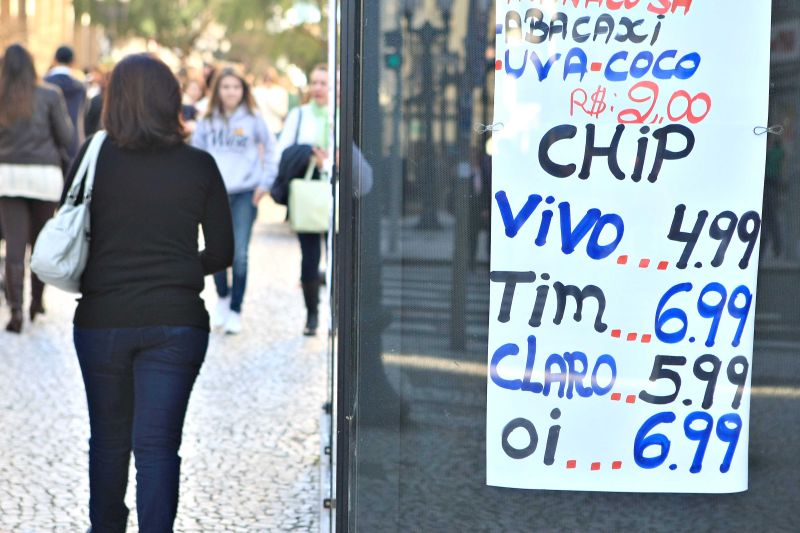 Temendo sobrecarga na rede, agência reguladora suspendeu as promoções das operadoras até janeiro de 2013 | Ivonaldo Alexandre / Gazeta do Povo