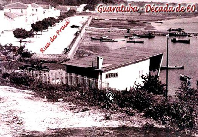 Como era -Antes do afundamento, a Rua da Praia era assim: havia um espaço para caminhadas, um trapiche e um muro de arrimo  que teria impulsionado a erosão, porque foi feito sem drenagem | 