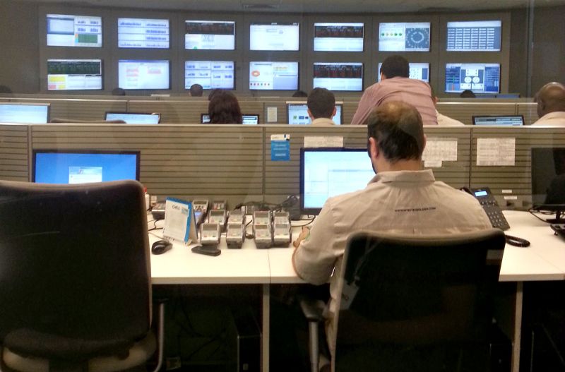 Em dezembro, 70 profissionais vão se revezar no centro de operações da empresa | Breno Baldrati/ Gazeta do Povo