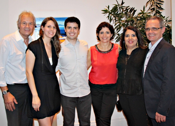 André (à esq.) e Alice Zimmerlin (de blusa vermelha) comemoraram 25 anos de casamento na mesma noite do noivado da filha, Lisa (de vestido preto) com Rodrigo Martins de Oliveira Pinto (ao lado dela), no Hotel George V, em Paris, dois dias antes do Natal, em jantar ao qual compareceram também os pais do noivo, Luciana e Luiz Roberto Braga Silva Pinto (à dir.) | Ricardo M. O. Silva Pinto