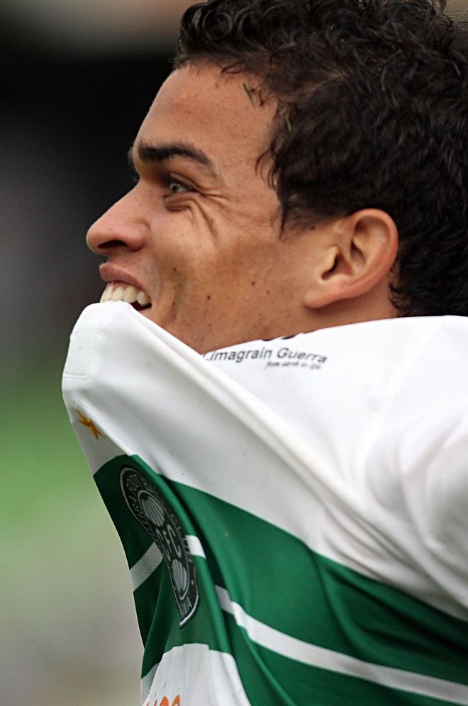 Denis comemora o segundo gol do Coritiba na vitória sobre o Figueirense | 