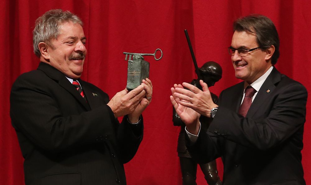 O ex-presidente Lula (à esq.) recebe o prêmio das mãos do presidente da Generalitat da Catalunha, Artur Mas | Ricardo Stuckert/Instituto Lula/Divulgação