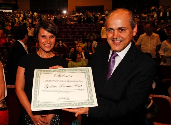 Fruet posa com o diploma de prefeito ao lado da mulher, Márcia Oleskovicz Fruet, que foi indicada para presidir a FAS a partir do ano que vem | 