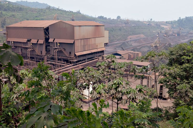 Contraste: estrutura da mineradora Vale briga com a Floresta Amazônica | Lalo de Almeida/ The New York Times