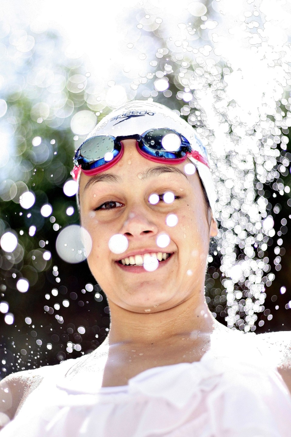 Escolas apoiam sonho esportivo de alunos Manuella Andrade, de 14 anos, se divide entre os estudos e a paixão pelas piscinas | Jonathan Campos/Gazeta do Povo