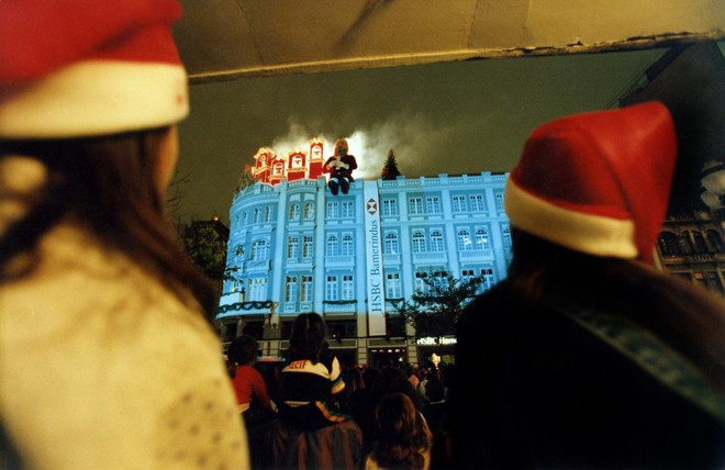 Com direito a gorrinho de Papai Noel, crianças assistem a apresentação de 1998 | 