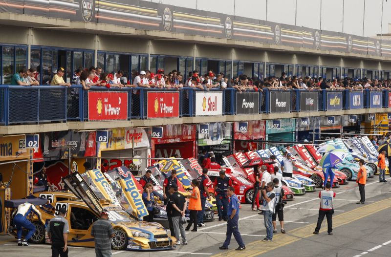 Carros pouco antes da prova da Stock Car em Curitiba neste ano | Hugo Harada / Gazeta do Povo