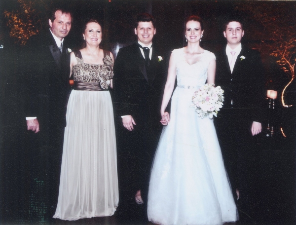 Em cerimônia na Igreja do Cabral, Carla Balestrin, vestida by Rosarinho Amaral, e Luiz Afonso Simões Teixeira confirmaram o sim. Os noivos têm a companhia do irmão dela, Mateus, e de seus pais, Terezinha e Vilson Balestrin | Divulgação