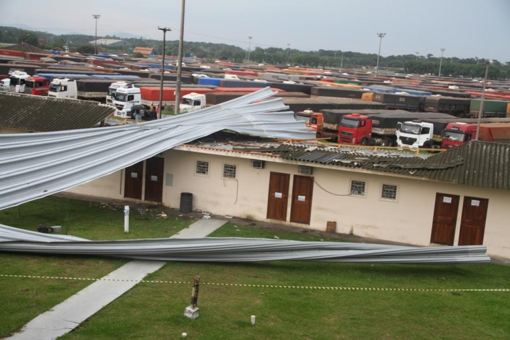 Estrutura de alumínio ficou totalmente retorcida com a força dos ventos no Porto de Paranaguá | Nájia Furlan/Appa