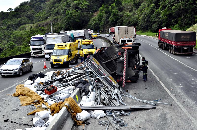 Após o acidente, a carga ficou espalhada nas pistas da BR-376 | Diorgenes Pandini/Agência RBS