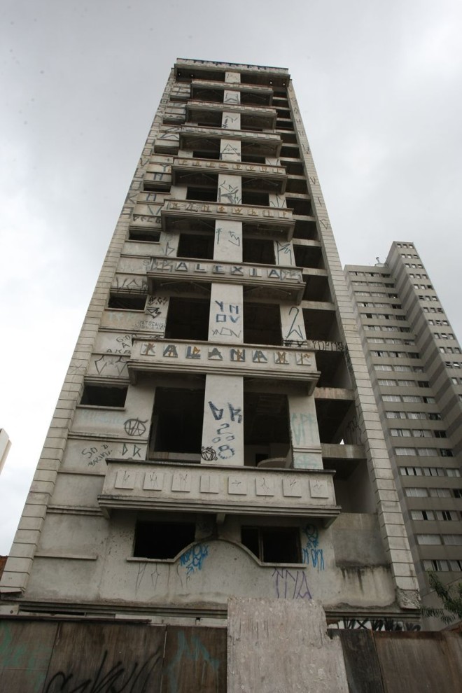 Detalhe de imóvel, que na teoria seria prédio de luxo, abandonado em Curitiba, na região do Juvevê |