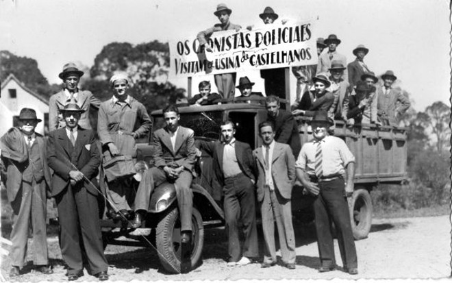 Cronistas policiais era uma elite de jornalistas das décadas de 1930-40. Suas notícias sensacionalistas agradavam aos leitores da época. Foto de cronistas em excursão em 1938 |