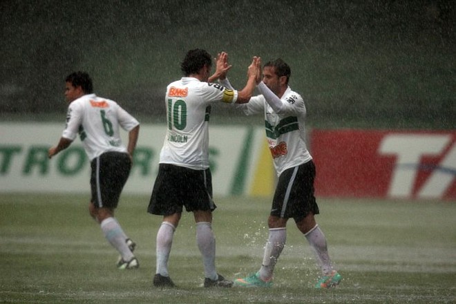 Everton Ribeiro comemora com Lincoln o primeiro gol na vitória do Coxa sobre o Figueirense | 