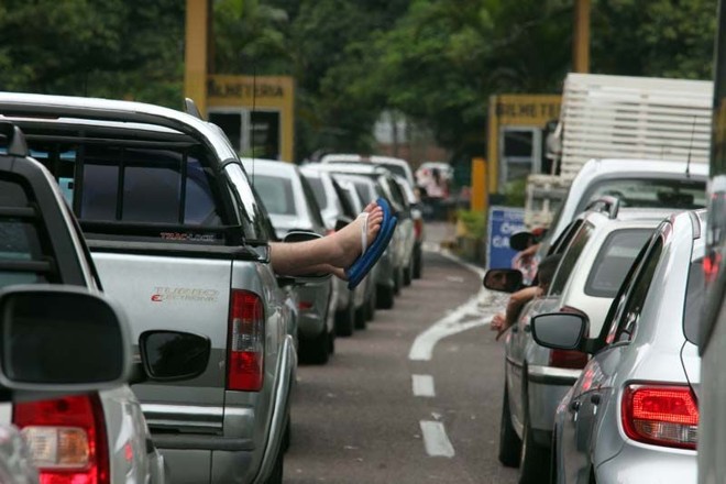A fila no ferryboat para a travessia entre Caiobá e Guaratuba chegou a 5 km neste sábado (29) | 