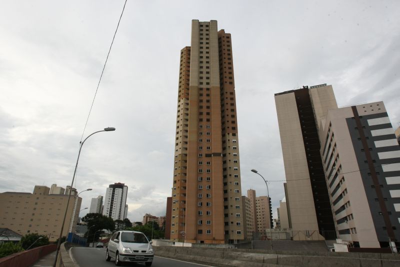 Real Plaza Flat, o prédio alto, ao lado do viaduto do Capanema, é exemplo de construção que sofreu com a falência da construtora. Proprietários retomaram a obra. | Fotos: Marcelo Elias/ Gazeta do Povo