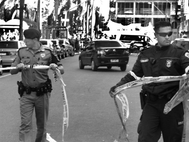Confusão na Praça Osório, a polícia interdita o trânsito por horas em razão de um achaque passional. Não houve interferência, a pessoa causadora da confusão pertencia à família de um graduado da PM. Foto de 4 de agosto de 2008 |