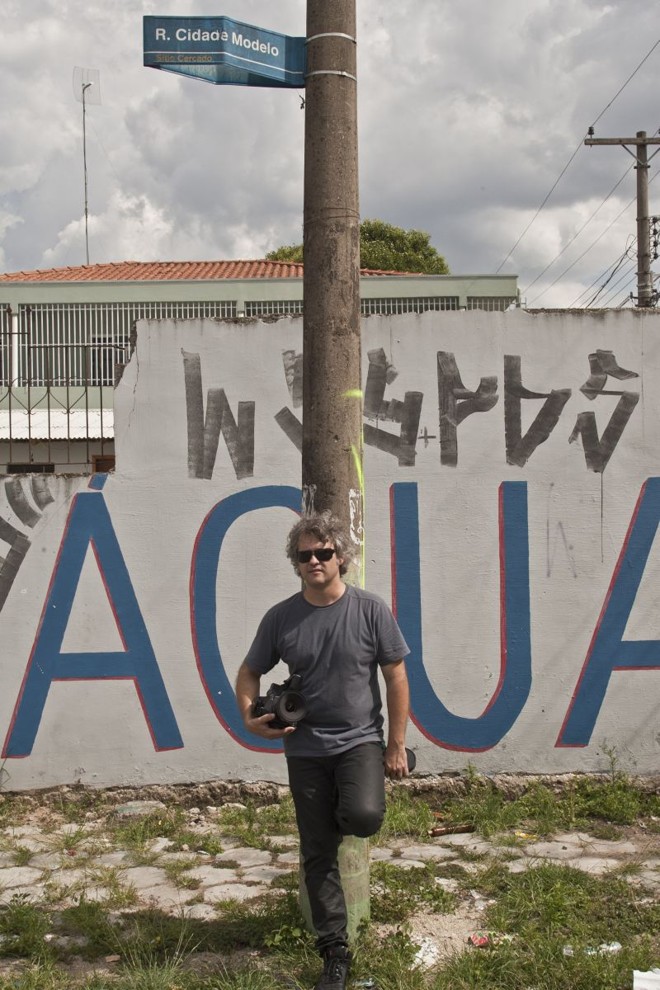 Luciano Coelho na Rua Cidade Modelo, no Sítio Cercado, onde filmou parte do documentário Preto no Branco |