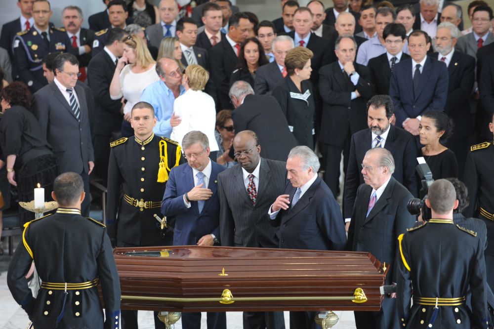 Os presidentes da Câmara dos Deputados, Marco Maia (à esq.); do STF, Joaquim Barbosa (centro) e o vic-presidente da República, Michel Temer (à dir.) prestam homenagem ao arquiteto | Agência Brasil/Fabio Rodrigues Pozzebom