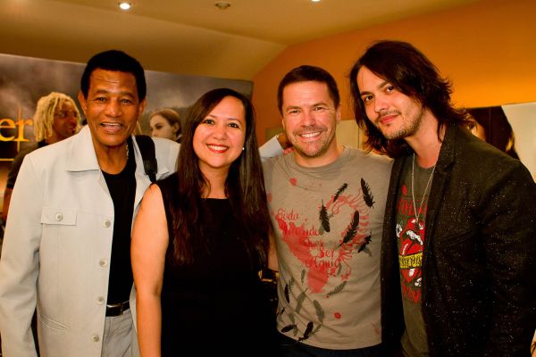 Anaelse Oliveira, coordenadora de patrocínios da Volvo do Brasil, foi a São Paulo prestigiar o lançamento do DVD e blu-ray Elis por Eles, no último dia 11, no shopping Jardim Sul. A Volvo é a patrocinadora do projeto. O DVD, gravado no Teatro Positivo Grande Auditório, em agosto, reúne vozes masculinas cantando músicas consagradas na voz de Elis Regina. Com ela na foto, os cantores Jair Rodrigues, Pedro Mariano e Felipe Catto | Dani Gurgel