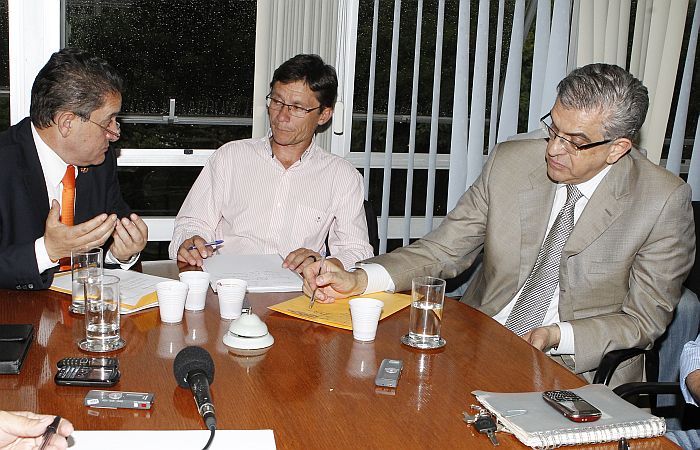 O secretário municipal da Copa, Luiz de Carvalho, e o presidente do Atlético, Mario Celso Petraglia, em reunião com o vereador Pedro Paulo (PT) nesta quarta-feira | Henry Milléo / Gazeta do Povo