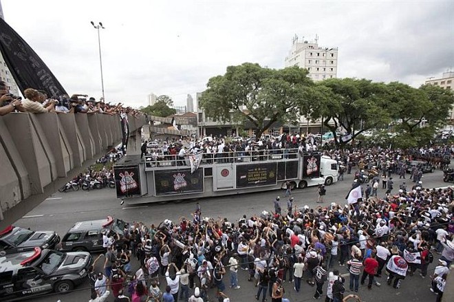 Torcida corintiana toma ruas de São Paulo para recepcionar o time campeão mundial | 