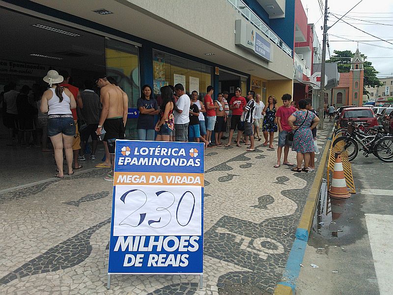 Fila em frente a lotérica em Matinhos: apostas de última hora | Amanda Audi/Gazeta do Povo