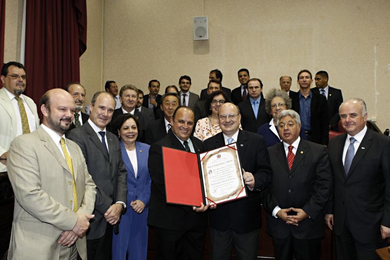 Vereador João Luiz Cordeiro entrega placa a Zaki Akel | Albari Rosa/ Gazeta do Povo