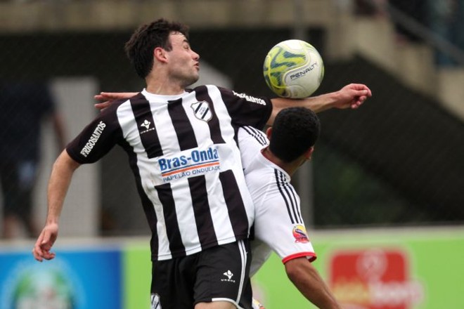 Nilvano, do Iguaçu, leva a bola com o braço | 