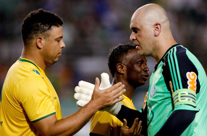 Ronaldo cumprimenta o goleiro com quem conquistou o Mundial de 2002 | 