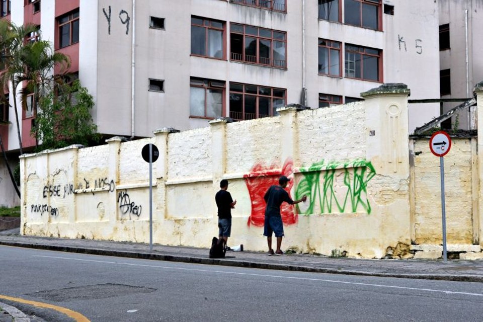 Flagrante: pichadores atuam livremente no Centro de Curitiba, região em que há maior denúncia desse tipo de vandalismo | Ivonaldo Alexandre/ Gazeta do Povo