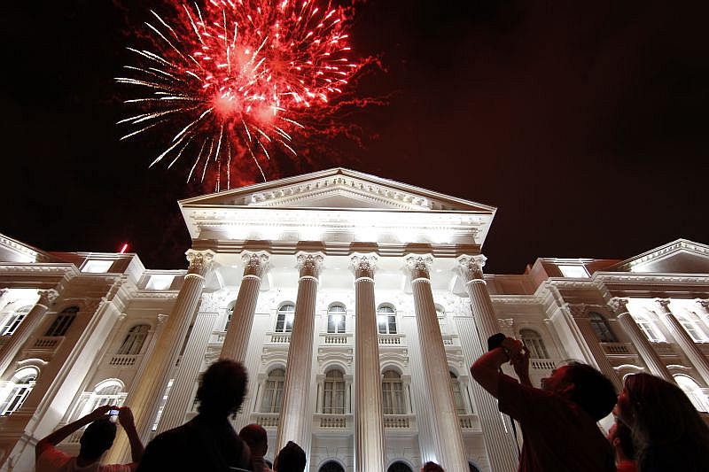 Fogos de artifício marcaram a entrega da fachada restaurada do prédio da UFPR, em Curitiba | marcelo elias/gazeta do povo