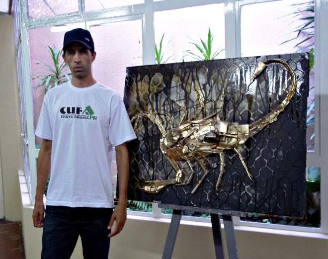 Osiris Guimarães Junior e sua obra com recicláveis |