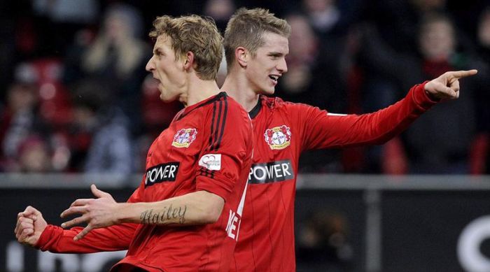 O jogador do Bayer Leverkusen Stefan Kiessling (à esquerda) comemora o gol com o companheiro de equipe Lars Bender, durante a partida contra o FC Nuremberg | EFE/EPA/Marius Becker