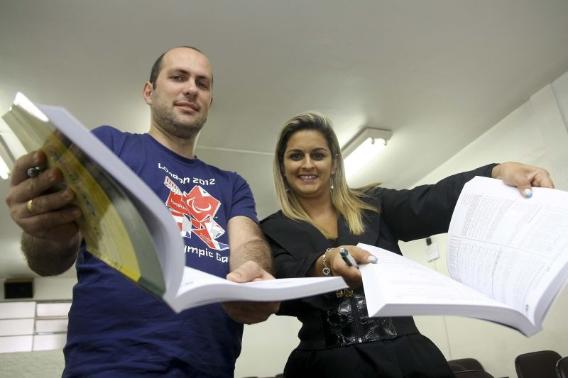 Milton Carlos Zanelatto Gonçalves e Natali Assunção da Silva: de olho na estabilidade, ambos estão se preparando para prestar concursos públicos no ano que vem | André Rodrigues/ Gazeta do Povo