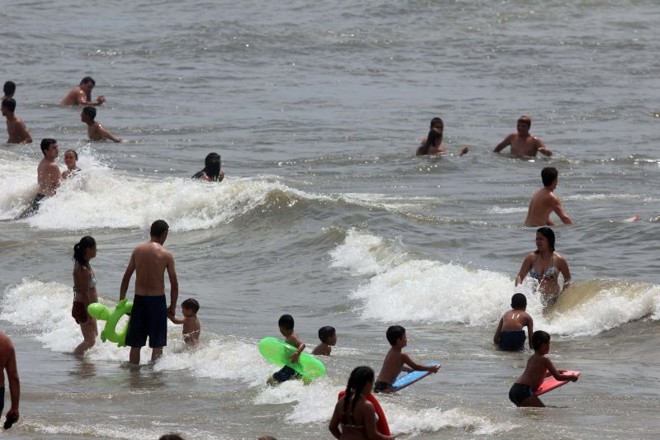 O calor e o tempo bom ajudou a lotar as praias do PR nesta segunda, véspera de Ano Novo |