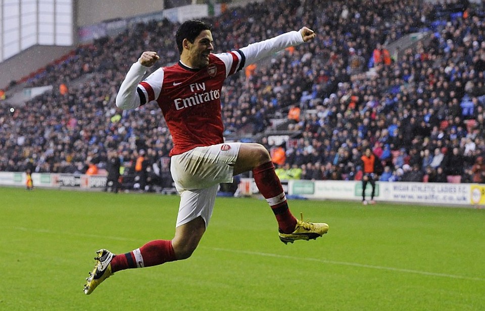 Arsenal vence Wigan e sobe para 3.ª posição do Inglês Mikel Arteta comemora o único gol da partida em Wigan, região metropolitana de Manchester | Nigel Rodis / Reuters