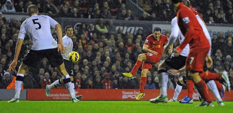 Liverpool joga bem e goleia o Fulham no Inglês Downing chuta para fazer o terceiro do Liverpool: meia marcou duas vezes contra o Fulham | Andrew Yates / AFP