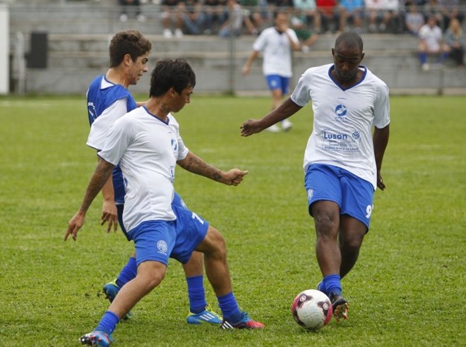 O coxa-branca Reginaldo Nascimento (à dir.) domina a bola observado pelo atleticano João Paulo e do paranista Luisinho |