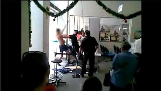 Irritado com o detector de metal, homem ficou de cueca | Reprodução